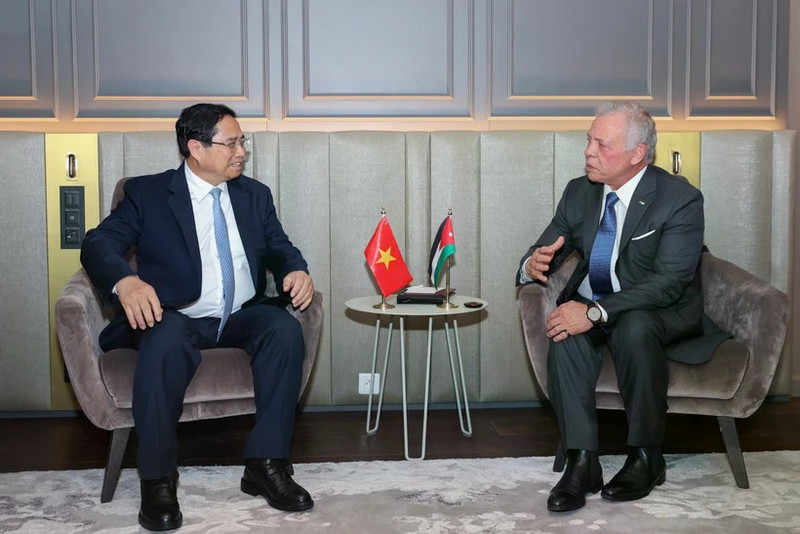 Prime Minister Pham Minh Chinh (L) meets with Jordanian King Abdullah II bin Al-Hussein on the sidelines of the 3rd United Nations Ocean Conference (UNOC 3) in Nice, France. (Photo: VNA)