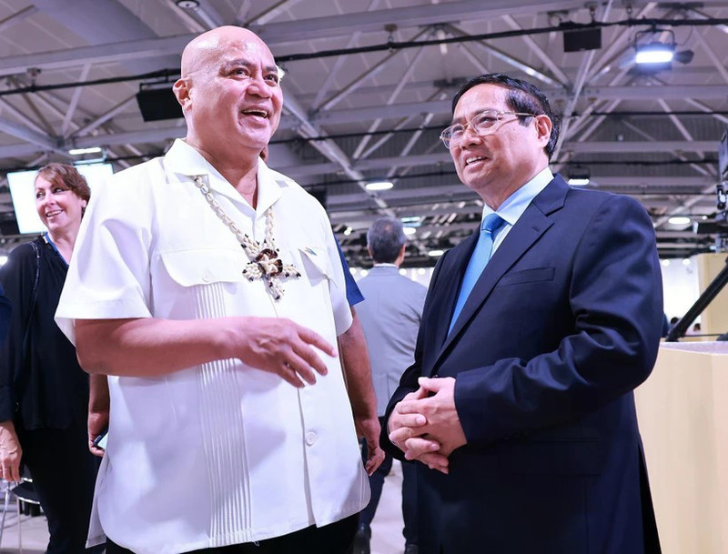 Prime Minister Pham Minh Chinh (R) meets with Prime Minister of Tuvalu Feleti Penitala Teo. (Photo: VNA)