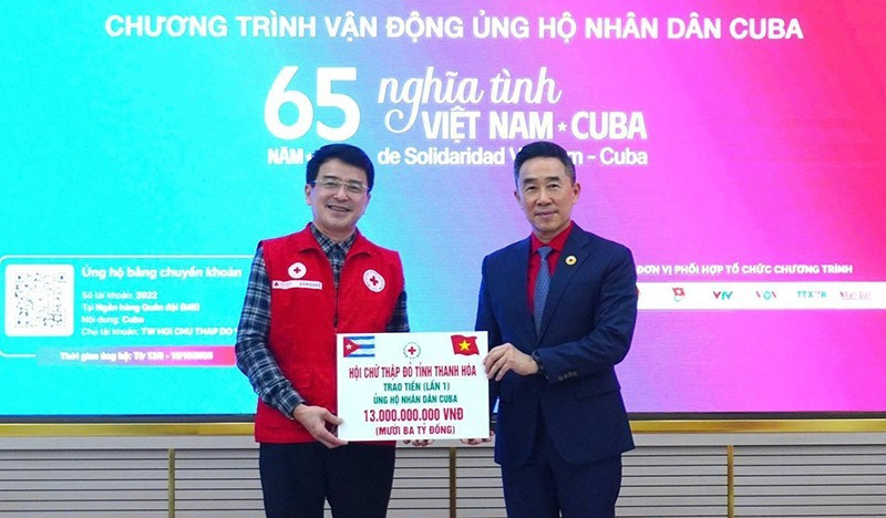 The Central Committee of the Viet Nam Red Cross Society receives 13 billion VND in support of the Cuban people from representatives of Thanh Hoa province.