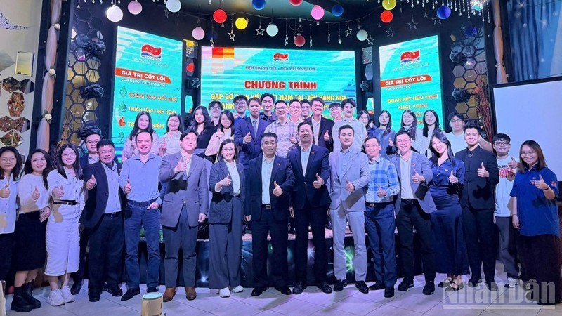 Vietnamese delegates and students in the Russian Federation pose for a commemorative photo with representatives of the Viet Nam–Russia Joint Venture Vietsovpetro.