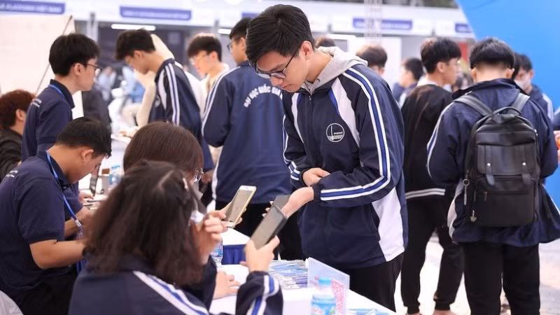 Students of the University of Technology, Viet Nam National University, Ha Noi.