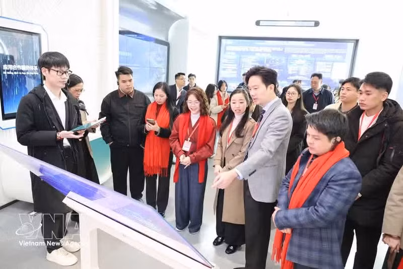 Representatives of Vietnamese youth visit the China-ASEAN Artificial Intelligence Application Cooperation Centre. (Photo: VNA)