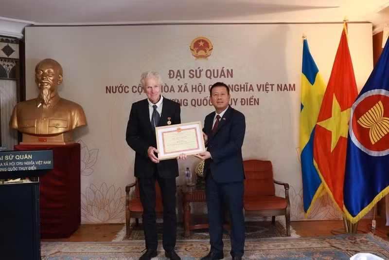 Ambassador Tran Van Tuan (R) presents the “For the Cause of Culture, Sports and Tourism” insignia to Swedish filmmaker Bo Öhlén. (Source: Embassy of Viet Nam in Sweden)