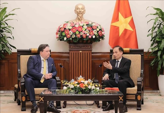 Acting Minister of Foreign Affairs Le Hoai Trung (right) and US Ambassador to Viet Nam Marc Knapper at their meeting in Ha Noi on September 12 (Photo: VNA)