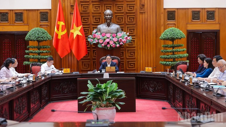 PM Pham Minh Chinh chairs the meeting with permanent Government members and representatives from ministries and agencies on September 12. (Photo: NDO)