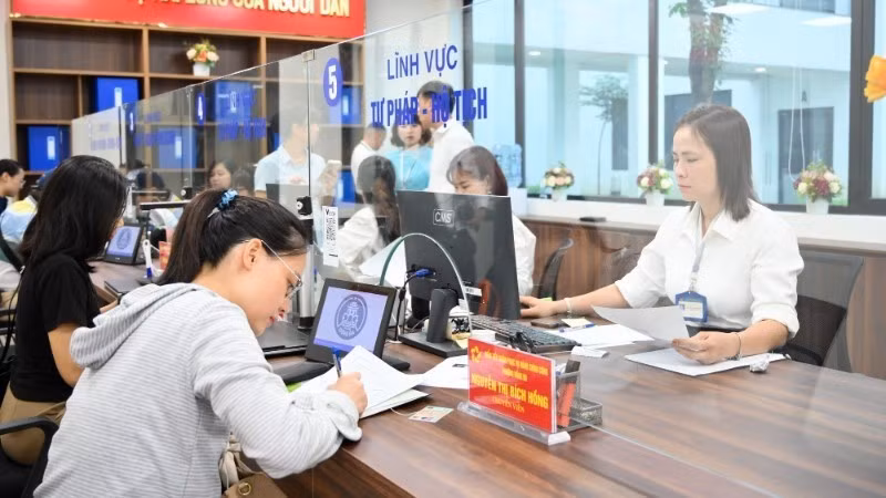 People implement administrative procedures at the Dong Da Ward Public Administration Service Centre, Ha Noi. (Photo: THE DAI)