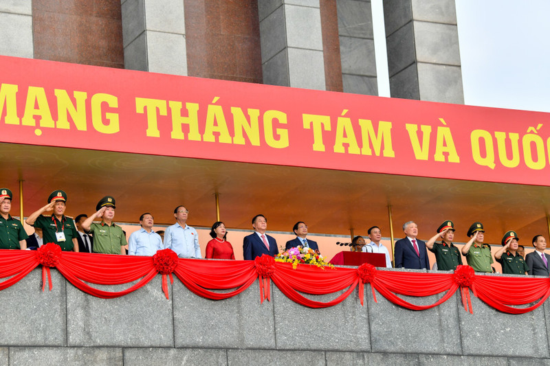 Prime Minister Pham Minh Chinh and other Party and State leaders attended the final state-level rehearsal for 80th National Day parade.