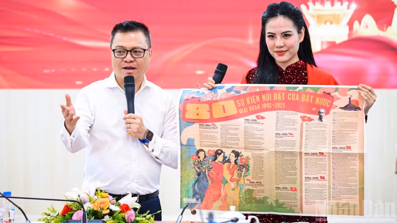 Editor-in-Chief Le Quoc Minh introduces the September 2 supplement of Nhan Dan Newspaper. (Photo: Thanh Dat)