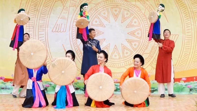 The Viet Nam Puppet Theatre performs the “Spring Festival” programme at the Lung Cu Ethnic Minority Boarding Secondary School.