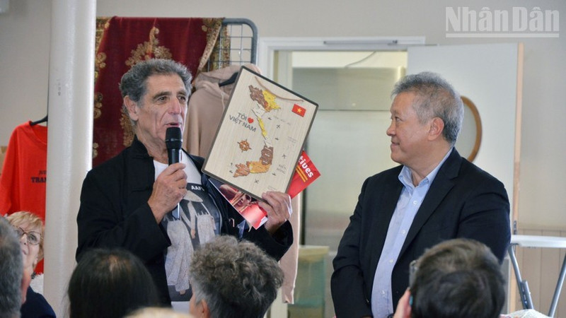 Gilbert Tenèze, head of the France – Viet Nam Friendship Association chapter in Eure-et-Loir province (l), shares his thoughts on solidarity and friendship with Viet Nam at a celebration honouring the solidarity and friendship between the people of France and Viet Nam, held on October 11, 2025 in the village of Voves in Les Villages Vovéens commune, Eure-et-Loir province, in central France. (Photo: NDO)
