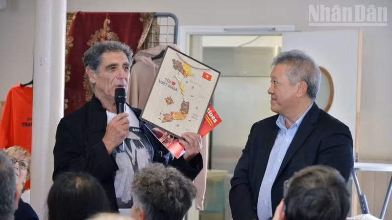 Gilbert Tenèze, head of the France – Viet Nam Friendship Association chapter in Eure-et-Loir province (l), shares his thoughts on solidarity and friendship with Viet Nam at a celebration honouring the solidarity and friendship between the people of France and Viet Nam, held on October 11, 2025 in the village of Voves in Les Villages Vovéens commune, Eure-et-Loir province, in central France. (Photo: NDO)