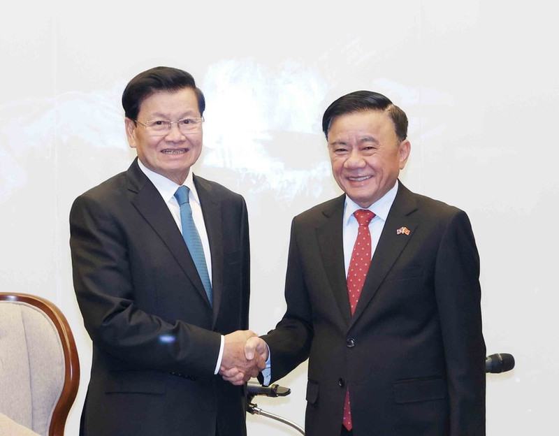 Politburo member and standing member of the Party Central Committee’s Secretariat Tran Cam Tu (R) bids farewell to Lao Party General Secretary and President Thongloun Sisoulith. (Photo: VNA)