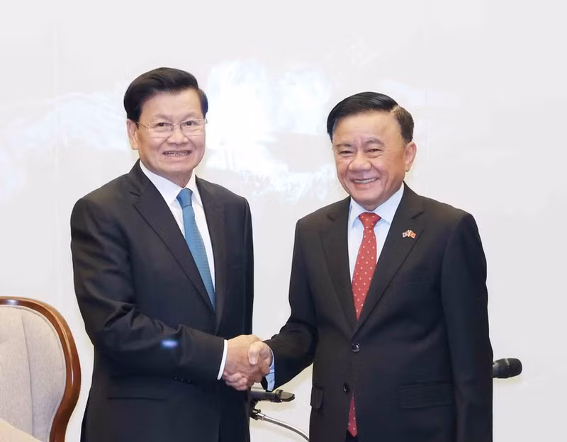 Politburo member and standing member of the Party Central Committee’s Secretariat Tran Cam Tu (R) bids farewell to Lao Party General Secretary and President Thongloun Sisoulith. (Photo: VNA)