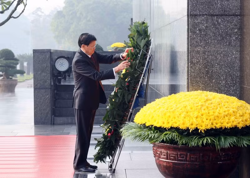 Party General Secretary and President of Laos Thongloun Sisoulith lays a wreath at the Ho Chi Minh Mausoleum in Ha Noi on January 27, 2026. (Photo: VNA)