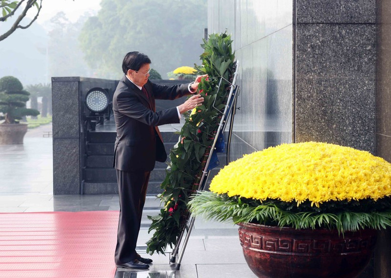 Party General Secretary and President of Laos Thongloun Sisoulith lays a wreath at the Ho Chi Minh Mausoleum in Ha Noi on January 27, 2026. (Photo: VNA)