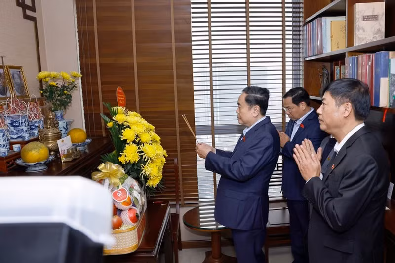 National Assembly Chairman Tran Thanh Man offers incense in remembrance of late General Secretary Truong Chinh on January 27. (Photo: VNA)