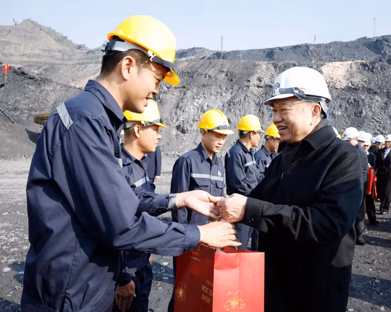 Party General Secretary To Lam visit workers of the Deo Nai - Coc Sau Coal Joint Stock Company on January 27. (Photo: VNA)