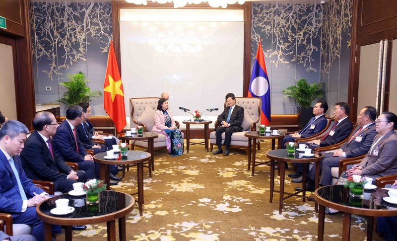 At the meeting between Politburo member and President of the Viet Nam Fatherland Front (VFF) Central Committee Bui Thi Minh Hoai (L) and General Secretary of the Lao People’s Revolutionary Party (LPRP) Central Committee and President of Laos Thongloun Sisoulith (Photo: VNA)