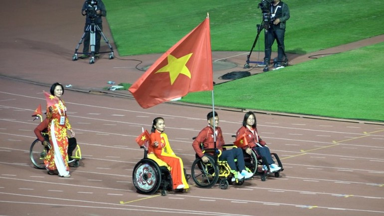The Vietnamese Paralympic team parades at the closing ceremony of the Games.