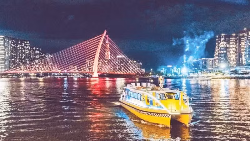The No.1 river bus route (Bach Dang-Linh Dong) attracts a large number of locals and tourists to explore the Saigon River, contributing to the economic development and "river tourism" activities of Ho Chi Minh City. (Photo: QUY HIEN)