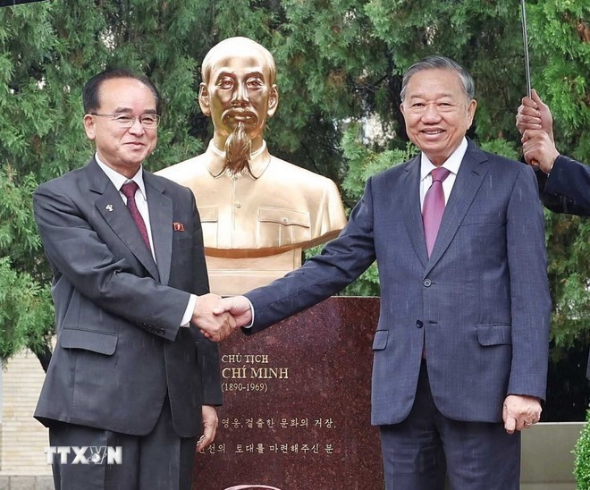 General Secretary of the Communist Party of Viet Nam Central Committee To Lam (R) and Cho Yong Won, member of the Presidium of the Political Bureau, Secretary of the Central Committee, and head of the Organisation and Guidance Department of the WPK, shake hands in front of the statue. (Photo: VNA)