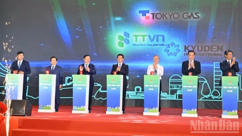 Delegates perform the project groundbreaking ceremony. (Photo: NDO)