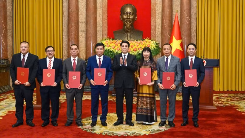 President Luong Cuong with newly accredited and appointed Vietnamese ambassadors abroad. (Photo: NDO)