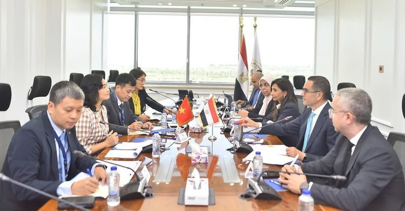 A meeting between the working delegation from Viet Nam’s Ministry of Industry and Trade, and leaders of Egypt’s Investment and Foreign Trade Ministry. (Photo: Courtesy of the Ministry of Industry and Trade)