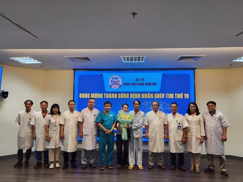 The Hue Central Hospital discharges and congratulates the patient on his successful heart transplant on August 4. (Photo: VNA)