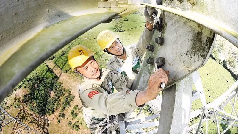 Workers of the Northwest Power Transmission Company inspect and repair the 500kV Son La-Hiep Hoa line in Phu Tho Province. (Illustrative image: DUC ANH)