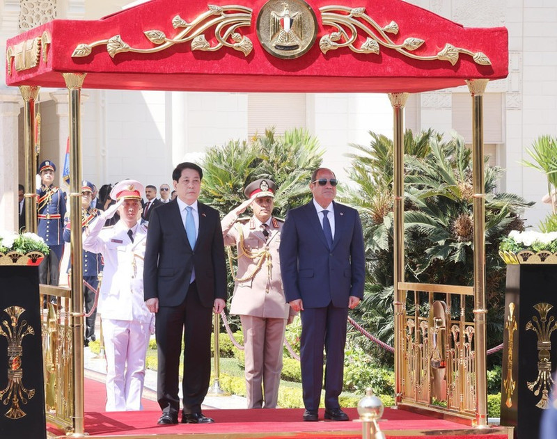 President Luong Cuong (L) at the red-carpet welcome ceremony hosted by President Abdel Fattah Al-Sisi (Photo: VNA)