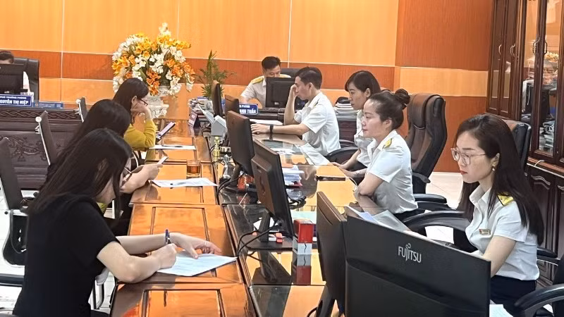 In July 2025, state budget revenue is estimated to reach 236.9 trillion VND, equal to 12% of the annual estimate. (Photo: MINH PHUONG)