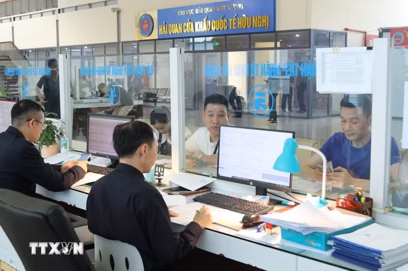 Customs officers at Huu Nghi International Border Gate (Lang Son province) handles procedures for businesses. (Photo: VNA)