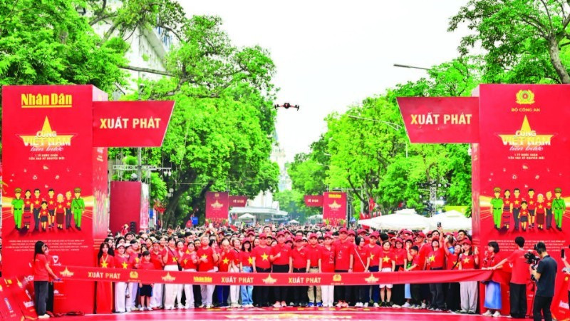 The “Walking Together with Viet Nam” programme has mobilised the collective strength of millions of people to participate in walking for health, solidarity, and the aspiration for national progress. (Photo: BAO LONG)