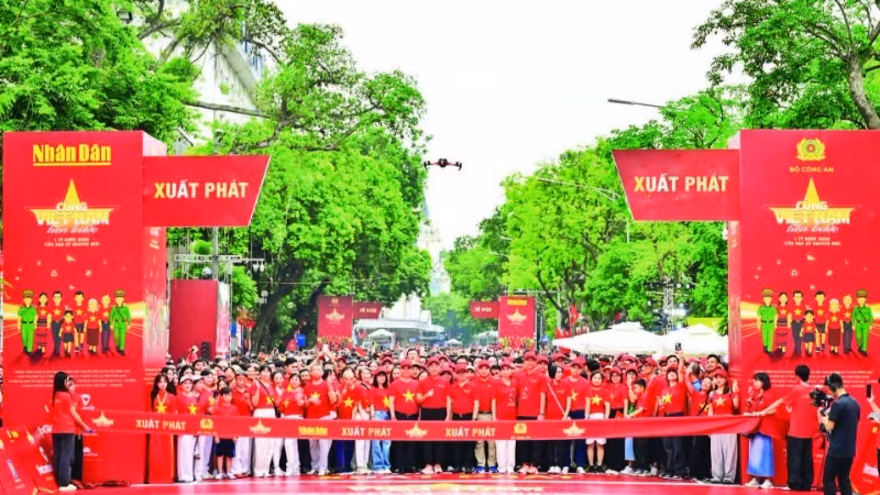 The “Walking Together with Viet Nam” programme has mobilised the collective strength of millions of people to participate in walking for health, solidarity, and the aspiration for national progress. (Photo: BAO LONG)