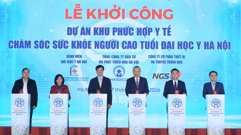Party General Secretary To Lam (fourth, right) and delegates press the buttons to launch the construction of the Ha Noi Medical University Elderly Health Care - Medical Complex in Ha Noi on January 17 (Photo: NDO)