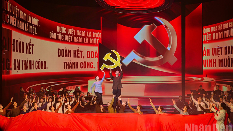 A performance from the political and artistic performance programme titled “Forever Faithful to the Party”. (Photo: BAO LONG)