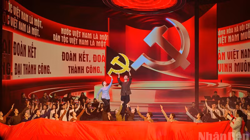 A performance from the political and artistic performance programme titled “Forever Faithful to the Party”. (Photo: BAO LONG)