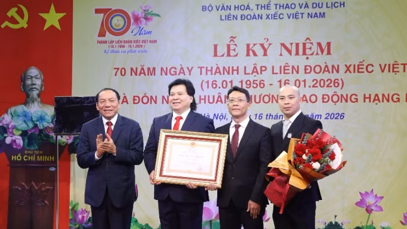 On behalf of the president, Minister of Culture, Sports and Tourism Nguyen Van Hung presents the First-Class Labour Order to the Viet Nam Circus Federation.