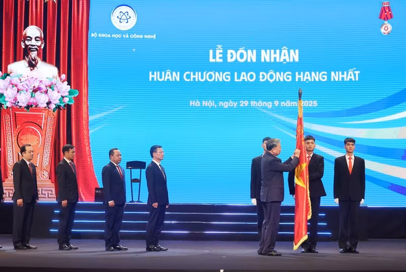 Party General Secretary To Lam presents the first-class Labour Order to the ministry (Photo: VNA)