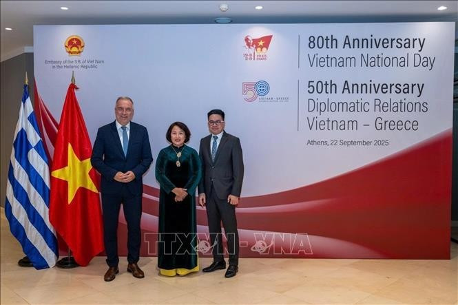 Vietnamese Ambassador to Greece Pham Thi Thu Huong (middle) and Deputy Minister of Development of Greece Stavros Kalafatis (first, left) at the celebration of the 50th anniversary of diplomatic relations between Vietnam and Greece and the 80th National Day of Viet Nam, on the evening of September 22, 2025, in Athens. (Photo published by VNA)