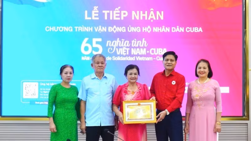Vietnamese people respond to the programme to support the Cuban people. (Photo: The Viet Nam Red Cross Society)