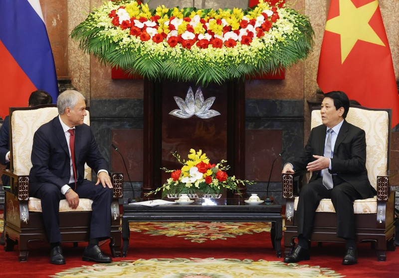 State President Luong Cuong (R) receives Chairman of the State Duma of the Federal Assembly of the Russian Federation Vyacheslav Volodin in Ha Noi. (Photo: VNA)