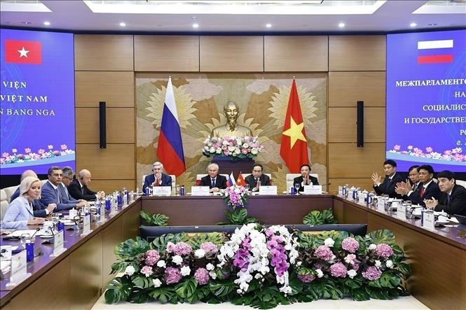 NA Chairman Tran Thanh Man and Russian State Duma Chairman Vyacheslav Volodin co-chair the opening session. (Photo: VNA)