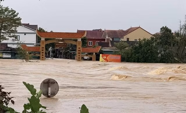 Flooding on Giang street in Huong Son, Ha Tinh province, at 6:20 am on September 29, 2025. (Photo: VNA)