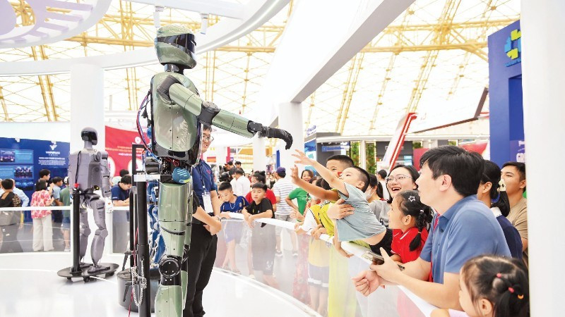 The private enterprise’s booth attracts the attention of many people at the National Achievement Exhibition themed “80 Years of Journey of Independence - Freedom – Happiness”. (Photo: THE DAI)