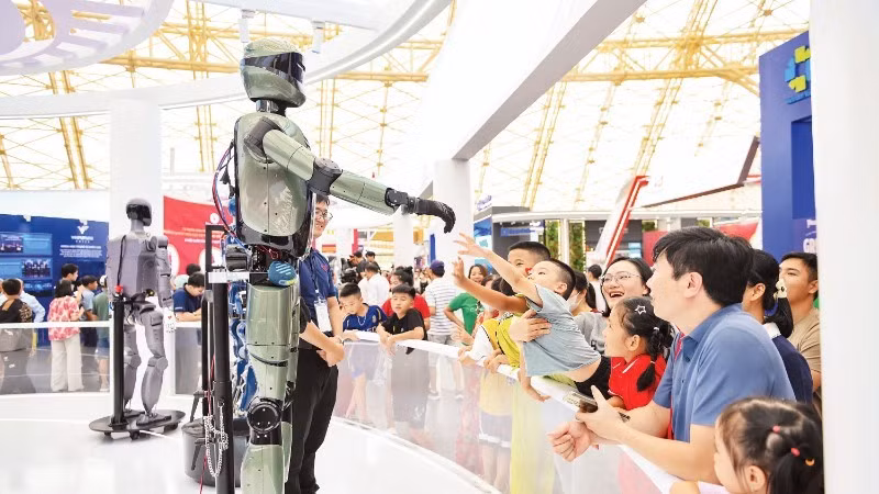 The private enterprise’s booth attracts the attention of many people at the National Achievement Exhibition themed “80 Years of Journey of Independence - Freedom – Happiness”. (Photo: THE DAI)