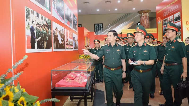 General Phan Van Giang, Politburo Member, Deputy Secretary of the Central Military Commission and Minister of National Defence, directly inspects the areas preparing for the Congress.