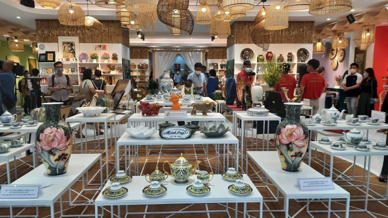 Enterprises display handicraft products at the Showroom of the Ho Chi Minh City Centre for Trade and Investment Promotion.