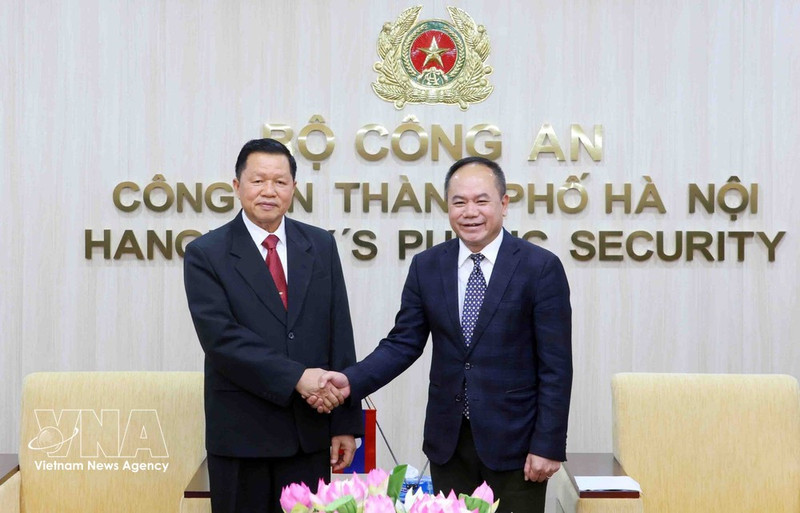 Lao Minister of Public Security Vanthong Kongmany (left) and Lieutenant General Nguyen Thanh Tung, Director of the Ha Noi Department of Public Security, at their meeting on March 20. (Photo: VNA)